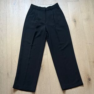 EUC aritzia effortless pant crepette CURVE FIT size 4 black